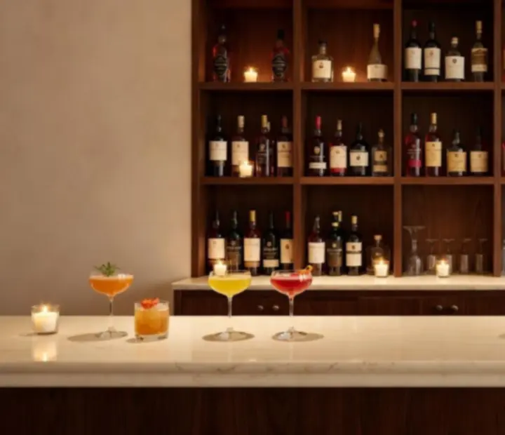 Elegancki bar z kremowym marmurem, ciemnym drewnem i koktajlami w restauracji Savory Room Co