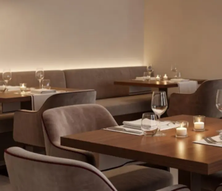 Kremowe wnętrze restauracji Savory Room Co z oświetleniem świec, drewnianymi detalami i eleganckimi stołami